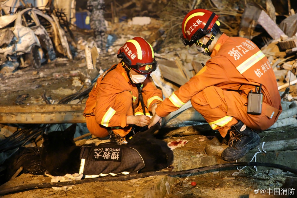 前往油罐車爆炸現場搶救的浙江省消防隊。（圖片取自中國消防微博）