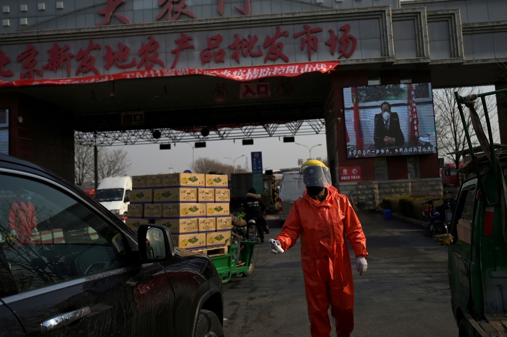 北京新發地農產品批發市場出現多起新冠肺炎感染案例。（湯森路透）