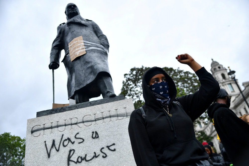 倫敦國會廣場的邱吉爾雕像，成為許多抗爭群眾「攻擊」的目標。（湯森路透）