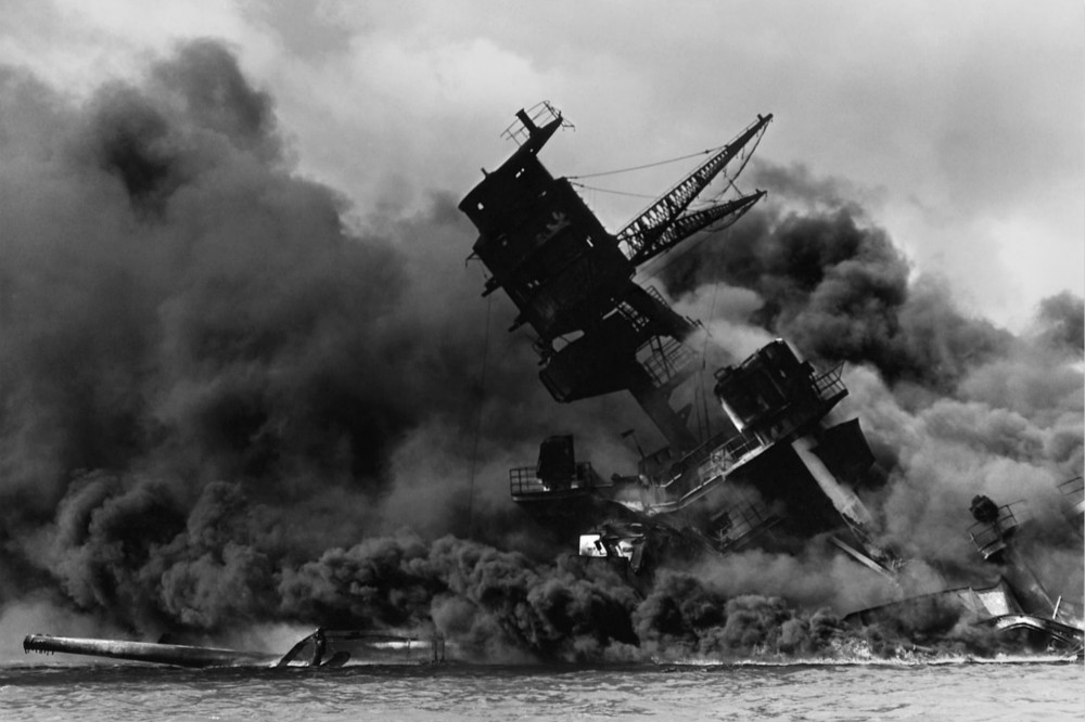 停靠在珍珠港內、遭日軍重創的美軍亞歷桑那號戰艦。（圖片取自美國國家檔案局）