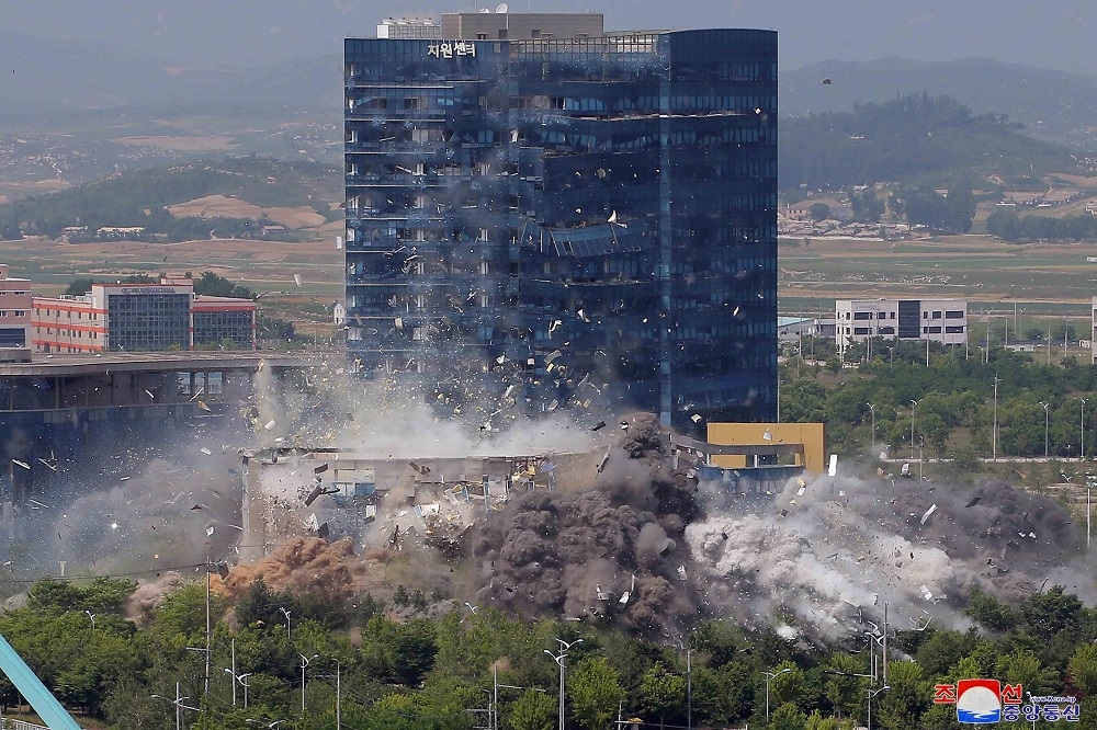 北韓16日下午破壞南北共同聯絡事務所。（湯森路透）