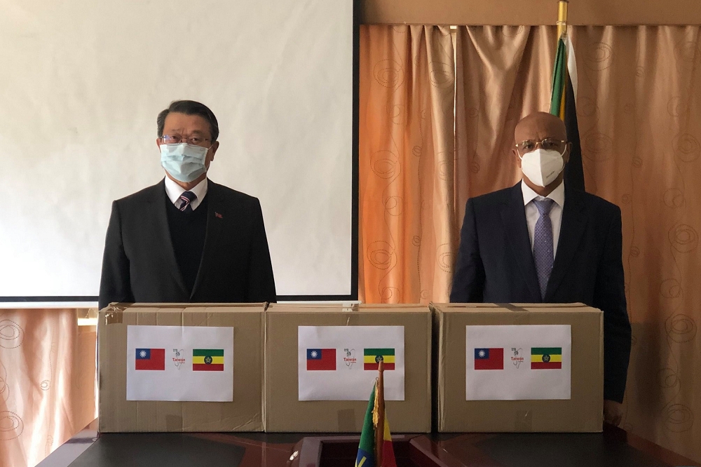台灣駐南非大使周唯中18日捐贈10萬片口罩給衣索比亞駐南非代表，口罩將交由衣索比亞衛生部，供當地醫護人員使用。（取自Taiwan in South Africa臉書）