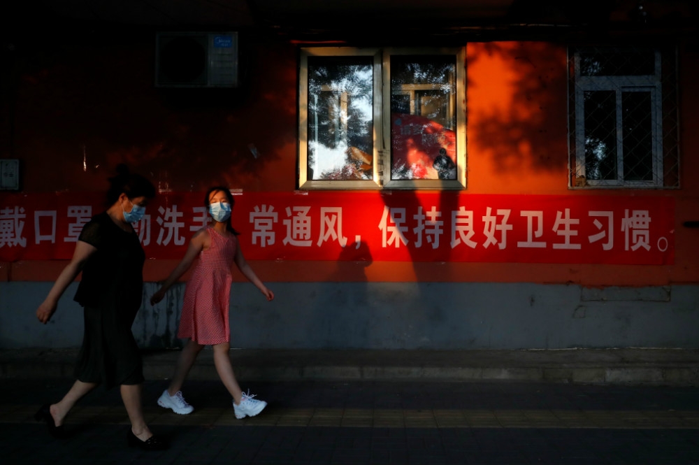 北京再次掀起肺炎疫情，讓市政府非常緊張、加速擴大普篩和管制。（湯森路透）