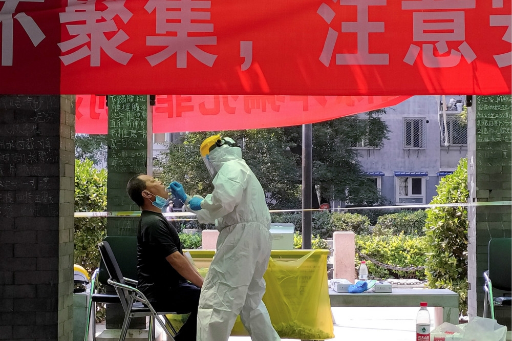 面對新疫情興起、北京市政府加速擴大對市民普篩。（湯森路透）
