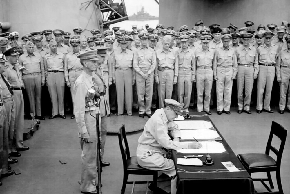 在東京灣上的密蘇里號甲板，由麥克阿瑟將軍（圖中央）和 2000 多名官兵見證日本投降。（取自美國陸軍）