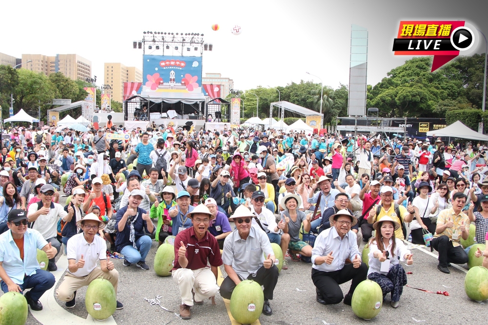慶祝端午節，999顆來自屏東的大西瓜將一起立在總統府凱道上。（王侑聖攝）