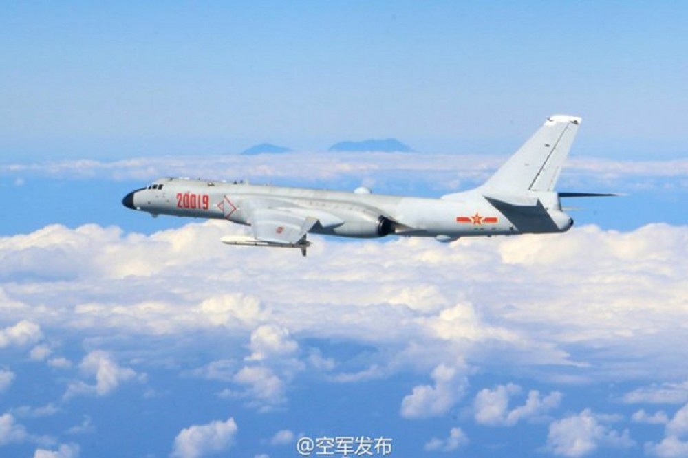美軍EP-3E電子偵查機於26日上午8點現身我國西南空域，中午一架解放軍機再度現蹤台灣西南空域，侵犯我防空識別區（ADIZ）。（取自「空軍發布」微博）