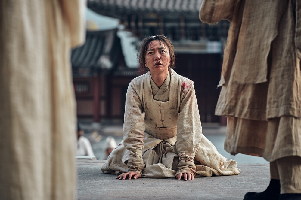 裴斗娜在《屍戰朝鮮》中飾演醫女徐菲（Netflix提供）