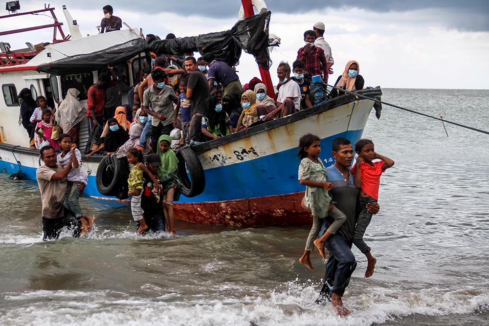 印尼亞齊省居民自發拯救羅興亞海上難民。（湯森路透）