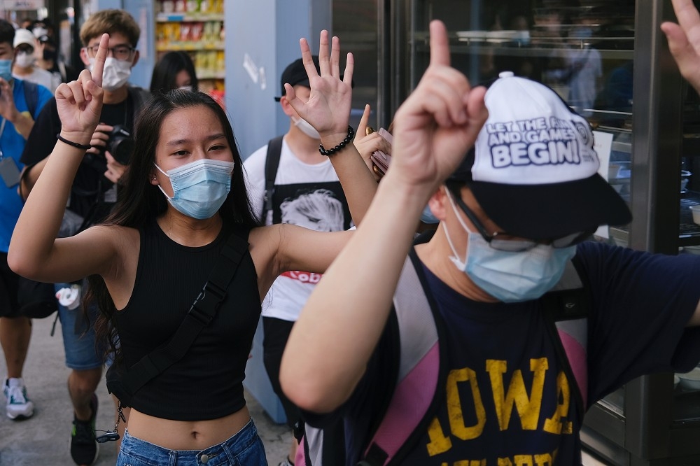 香港民眾28日發起靜默遊行，抗議「港版國安法」。（湯森路透）
