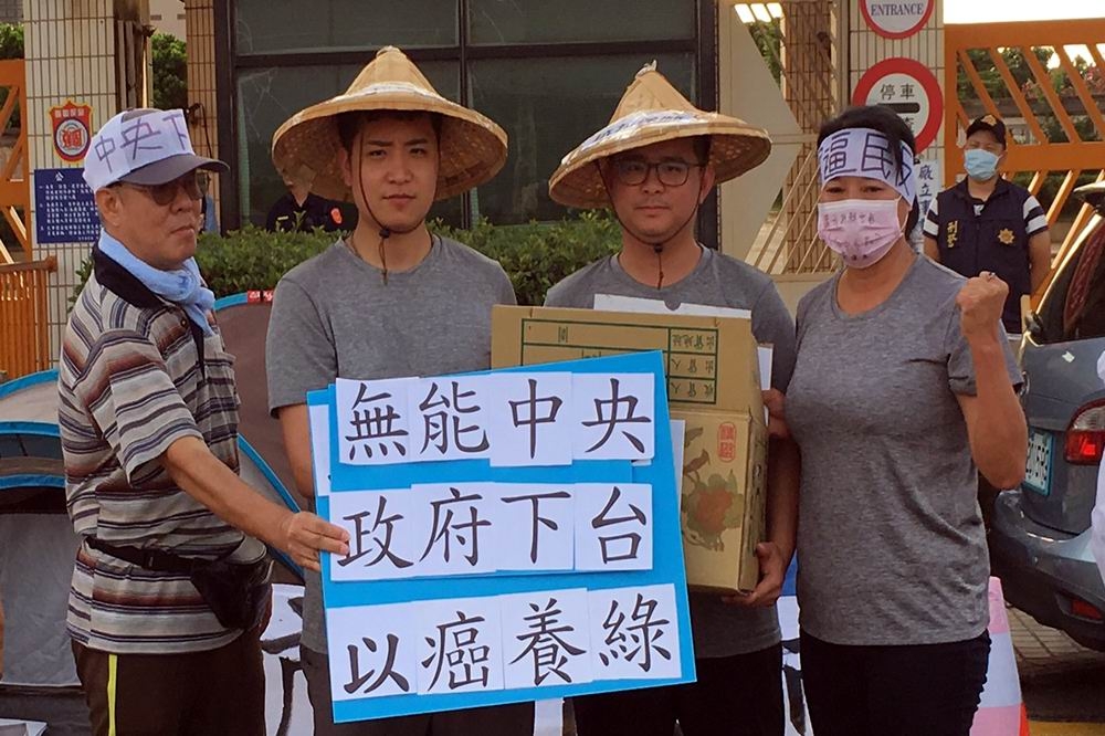 台中市議員羅廷瑋及黃健豪前往中火靜坐絕食抗議。（台中市議會國民黨團提供）