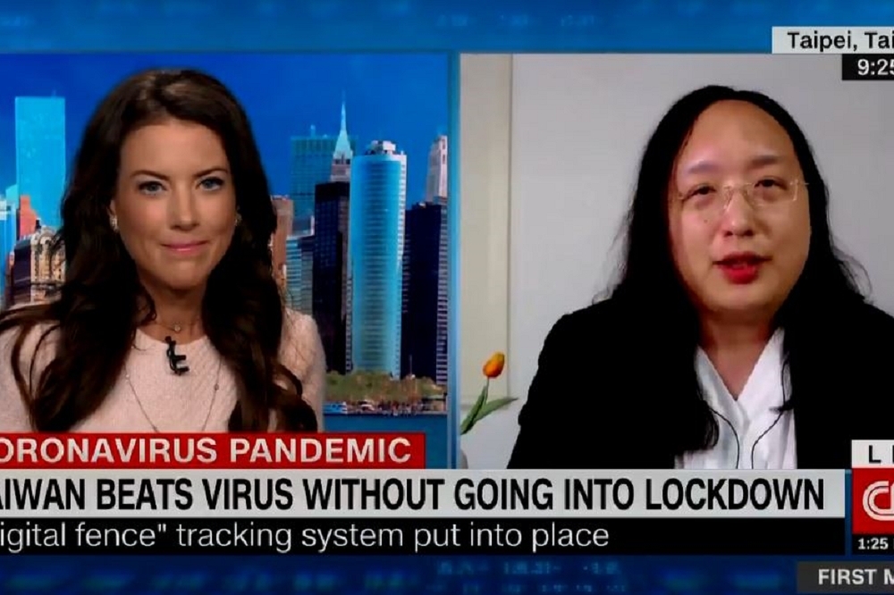 唐鳳30日接受美國有線電視新聞網CNN專訪，分享台灣沒有歷經封城管制就成功抗疫的經驗。（取自Julia Chatterley推特）