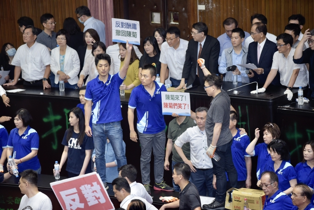 抗議陳菊被提名出任監察院長，國民黨立院黨團日前發動突襲占領議場，僅持續20小時，遭綠營大酸藍委「沒擋頭」。（蔣銀珊攝）