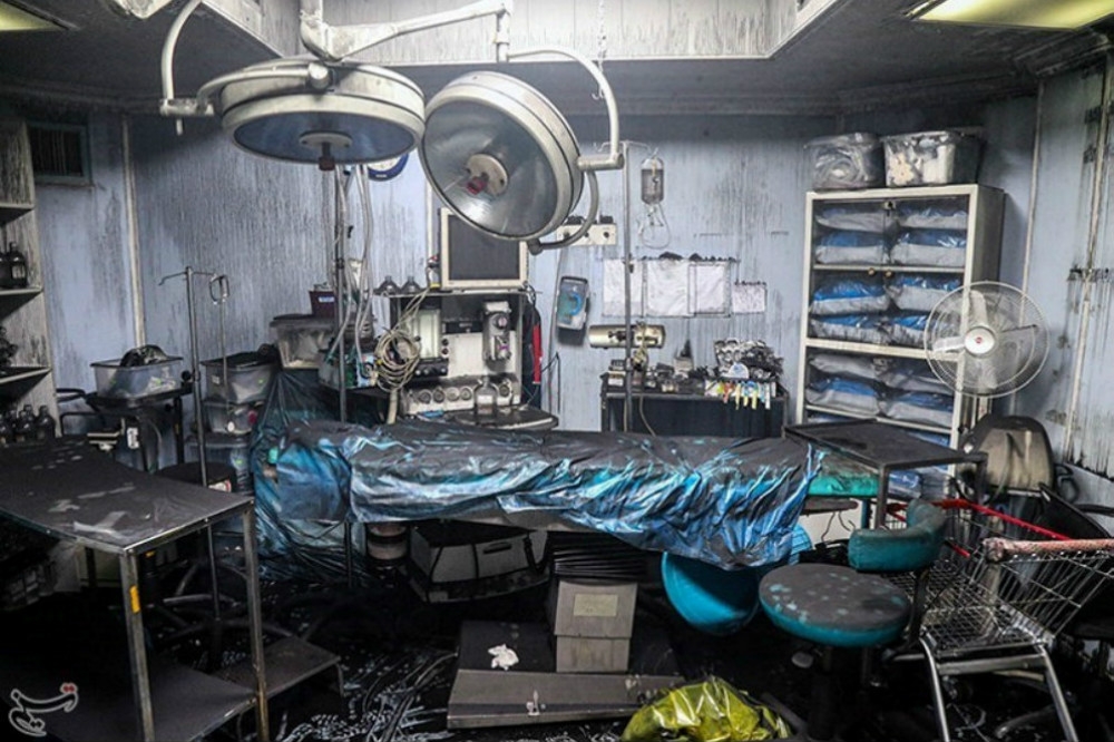 嚴重氣爆後面目全非的德黑蘭診所內部。（湯森路透）
