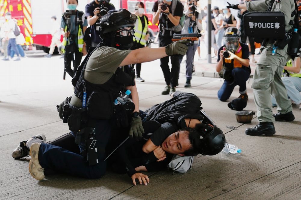 香港警察在街頭逮捕參與非法集會民眾。（湯森路透）