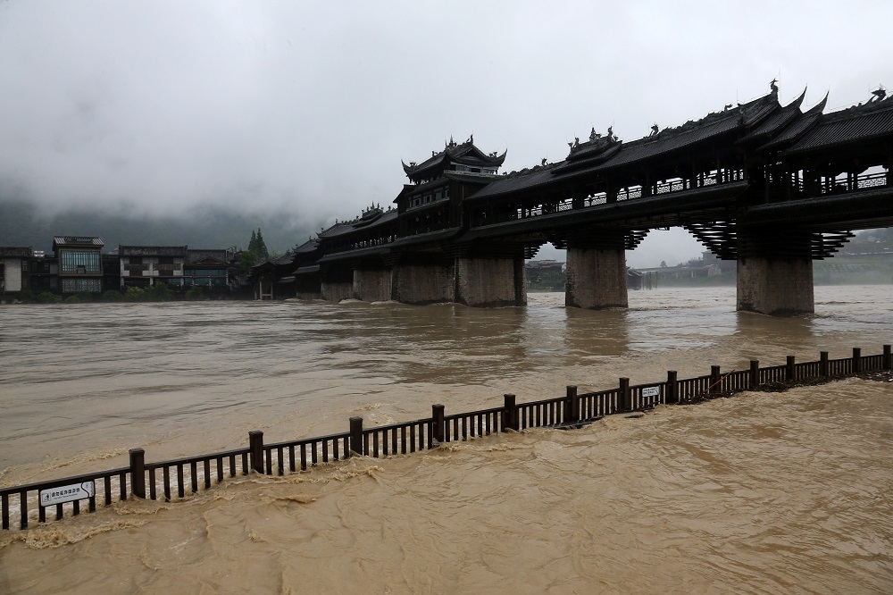 四川重慶長江水位上漲超出防洪線5公尺。（湯森路透）