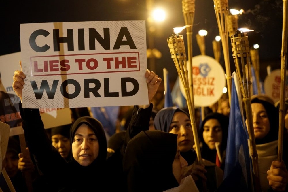 新疆維吾爾族婦女抗議中國非人道對待同胞。（湯森路透）