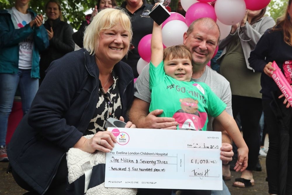 英國5歲男童托尼（綠衣者）成功完成10公里行走，為當初救治她的醫院募得120萬英鎊。（湯森路透）