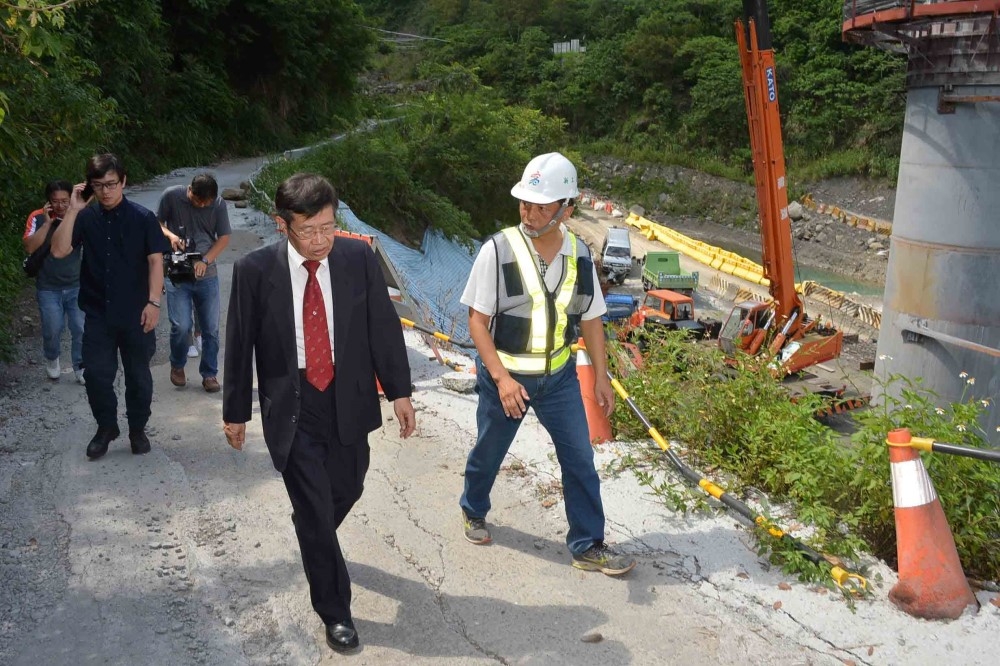正值防汛期，楊明州代理市長前往桃源區視察，瞭解建國橋施工狀況。（高雄市政府提供）