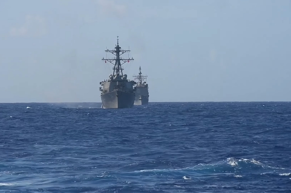 美國雙航母戰鬥群在南海演習慶祝國慶。（圖片取自美國第七艦隊臉書影片）