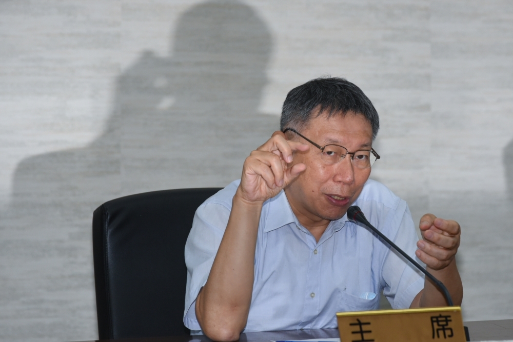 台北市長柯文哲8日記者會上報告大巨蛋案，形同向台北市民預告，市府即將再發給遠雄建照，大巨蛋案要正式復工了。（蔣銀珊攝）