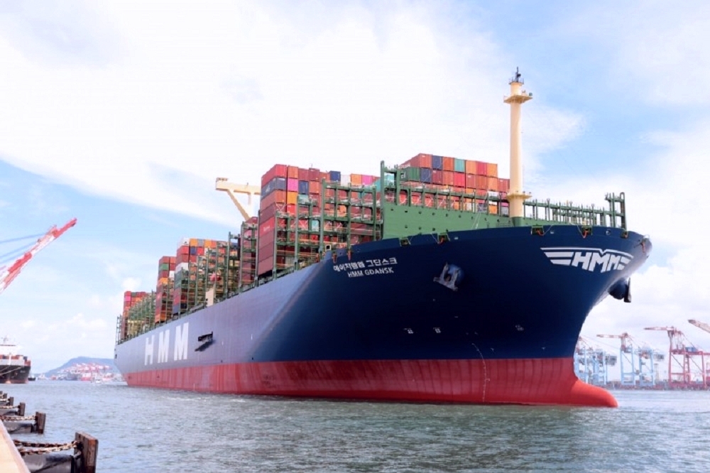 全球最大貨櫃輪「韓遠格但斯克」9日上午首航高雄港，該船可運近24000TEU（20呎標準貨櫃單位），乘載量世界之最。（台灣港務公司提供）
