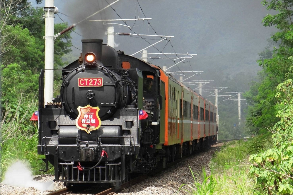台鐵推出「仲夏寶島號蒸汽火車」，提供5折優惠價格，每人不限票種一律「888」元。（台鐵提供）