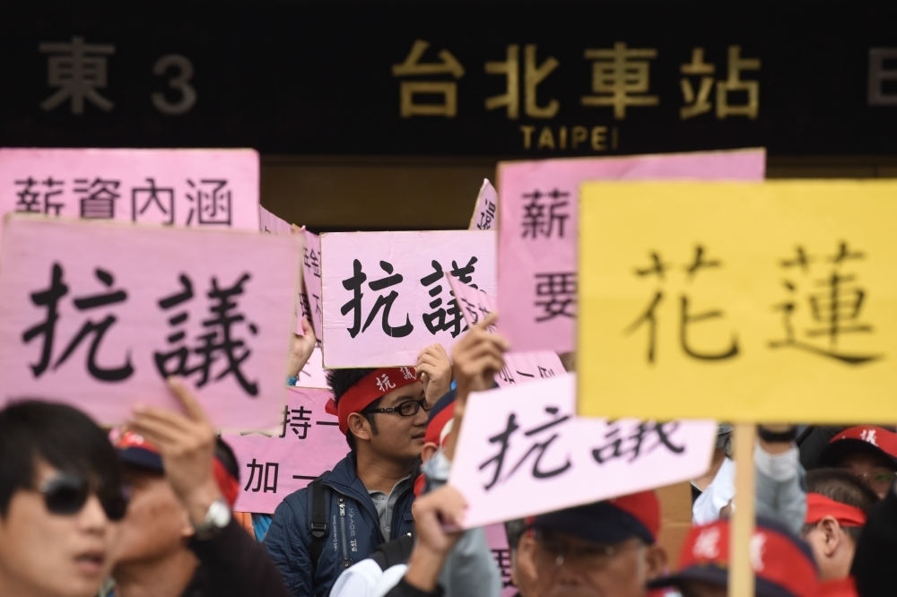 台鐵產業工會10日表示，近百位調度員至今仍被欠薪，但台北市政府勞動局勞檢卻說「都有收到」。（資料照片／葉信菉攝）
