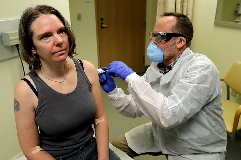 全美第一位新冠肺炎測試性疫苗接踵者在接種16周後表示，身體沒有任何異狀。（取自Kaiser Permanente Thrive臉書粉絲專頁）
