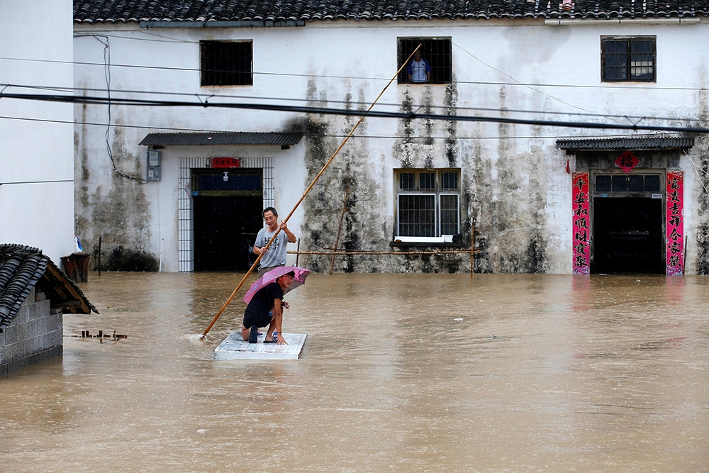 中國華中暴雨持續，圖為7月7日安徽黃山有房屋遭淹水。（湯森路透）