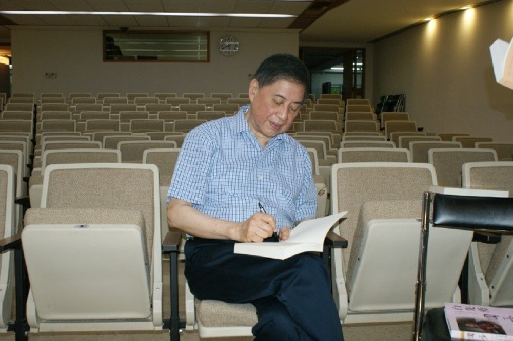 作家白先勇預計12日將到國家圖書館演講，並贈予12篇手稿，包括「孽子」日本版序言、「牡丹亭」在歐洲巡演的紀錄等。（國家圖書館提供）