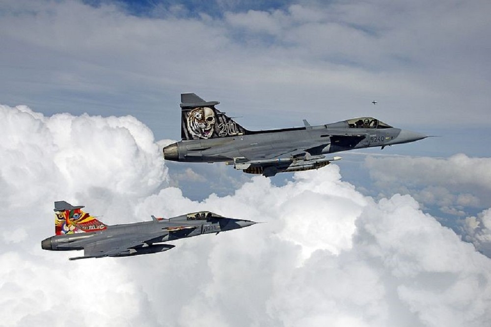 捷克空軍麾下的JAS-39鉤喙獸是非常強悍的輕型戰機，泰國空軍的同型機曾在數次演習中擊敗來自中國大陸的殲-11戰機，操作成本卻僅有F-16的一半。（維基百科）