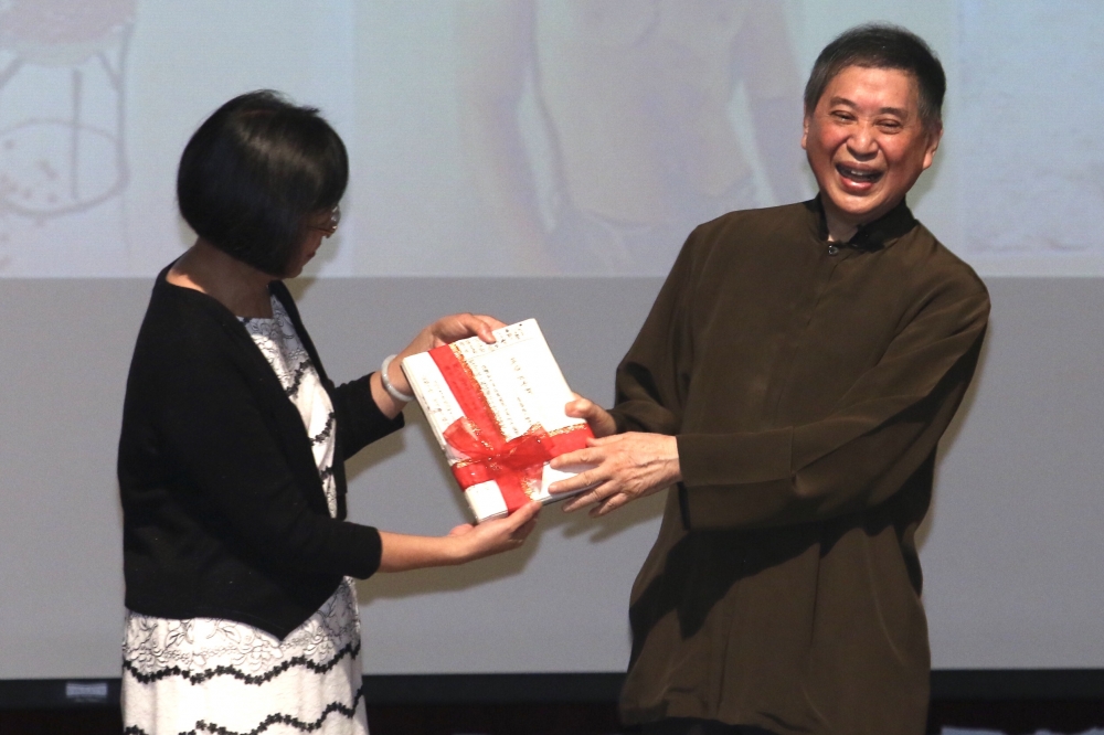 知名台灣作家白先勇12日贈送國家圖書館12篇珍貴手稿，國圖將全文數位上網，並對全球開放。（王侑聖攝）