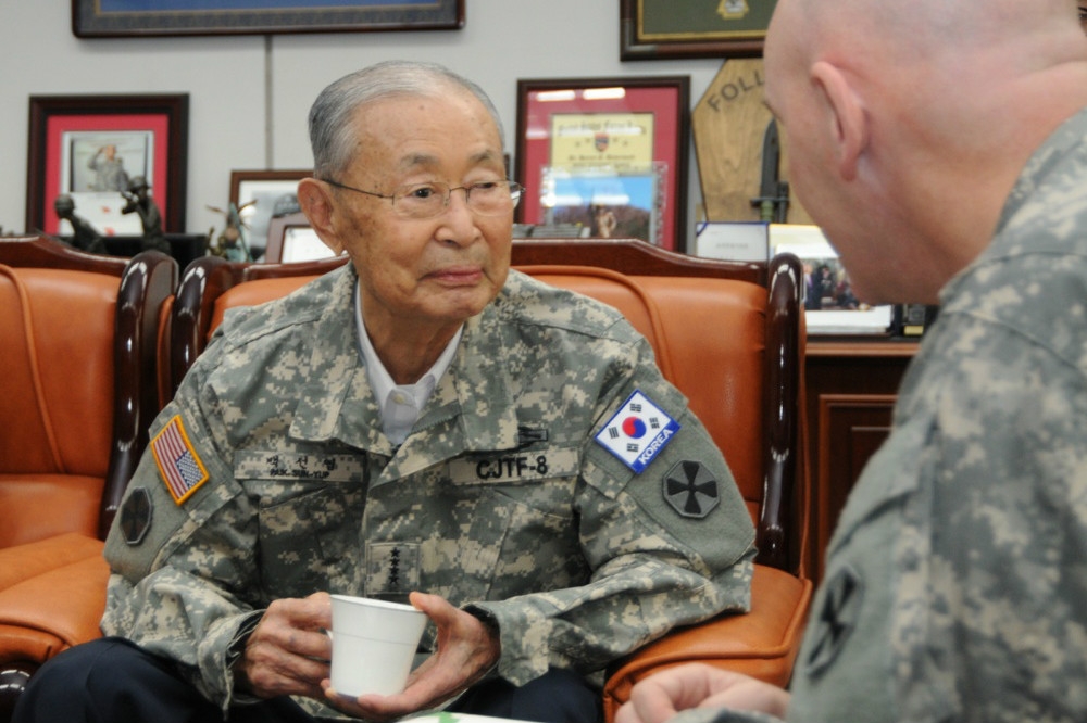 南韓陸軍首位四星上將白善燁2014年出席美軍活動。（圖片取自美軍DVIDS系統）