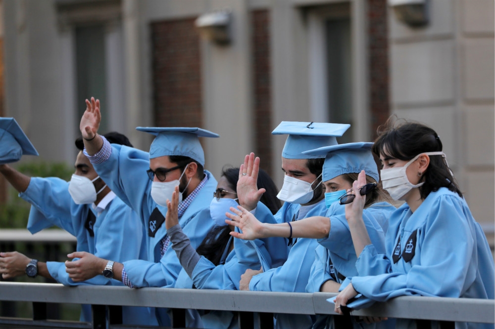 在疫情期間、參加畢業典禮的紐約哥倫比亞大學學生。（湯森路透）