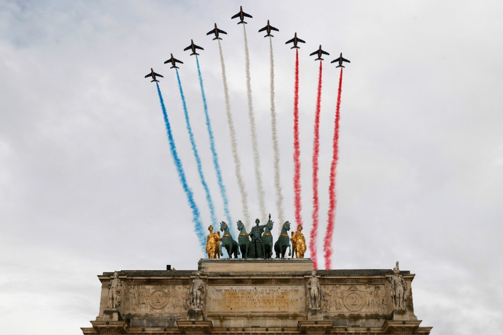 法國空軍特技飛行隊飛過凱旋門上空。（湯森路透）