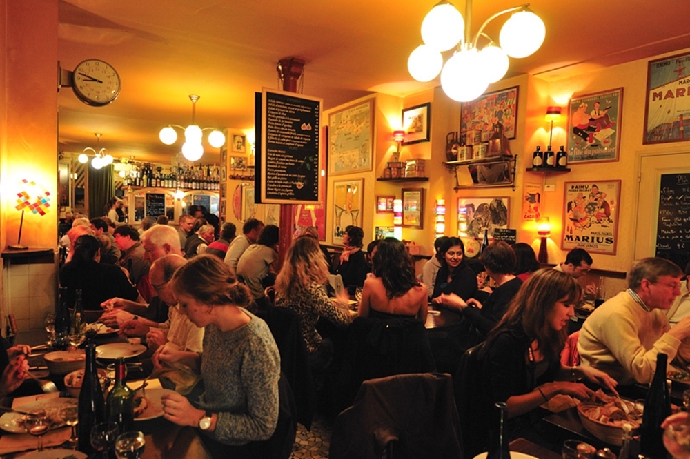 法國巴黎的一家餐酒館「Chez Janou」（2010 © Guillermo Fdez , Chez Janou (Paris) @ Flickr, CC BY-SA 2.0.）