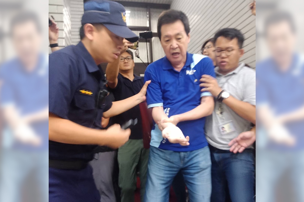 為反對陳菊被提名出任監察院長，國民黨14日再度發動抗爭行動，更導致資深藍委費鴻泰受傷。（楊約翰攝）
