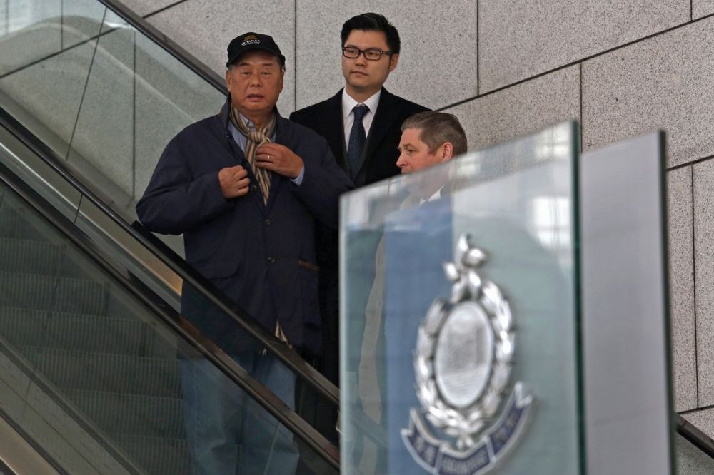 壹傳媒創辦人黎智英（左）2015年1月21日離開香港警察總部。（資料照，湯森路透）