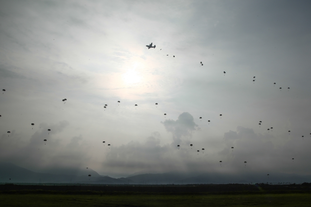 台中上空風速超過跳傘標準，清泉崗的聯雲傘兵操演取消。（資料照片／陳品佑攝）