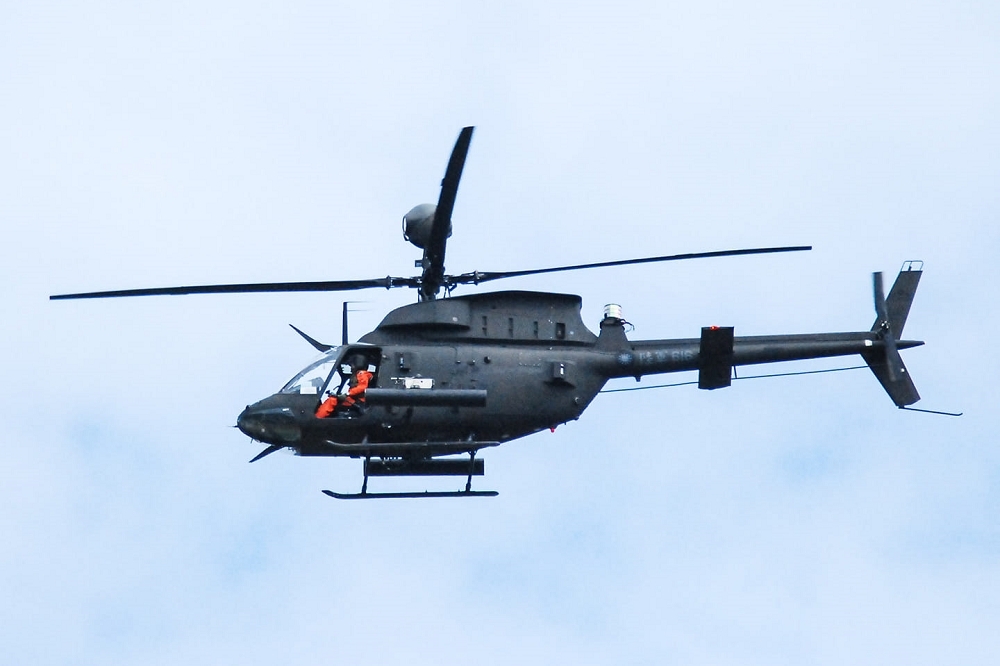 陸軍航特部601旅編號616的OH-58D戰搜直升機，16日下午「重落地」墜毀在空軍新竹基地。（鍾博鈞提供）
