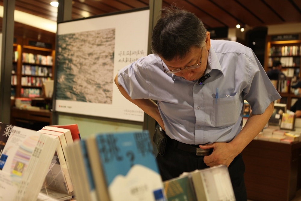 台北市長柯文哲因日前談及經典著作《老人與海》時，脫口說出「我覺得很無聊」引來作家炮轟。（取自柯文哲臉書）