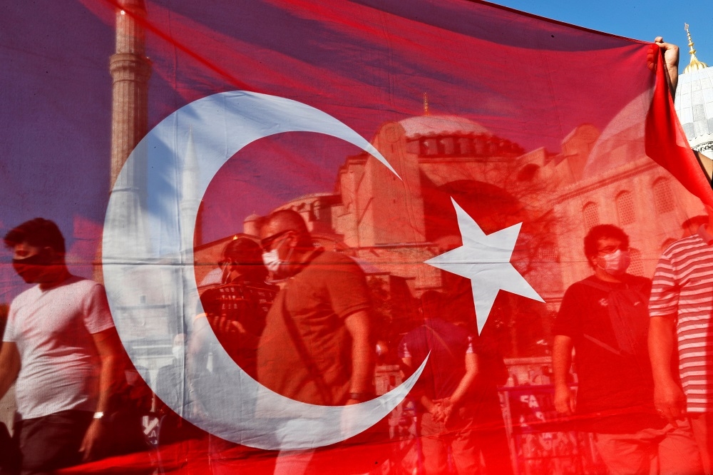 10日，民眾在聖索菲亞前展示土耳其國旗。（湯森路透）