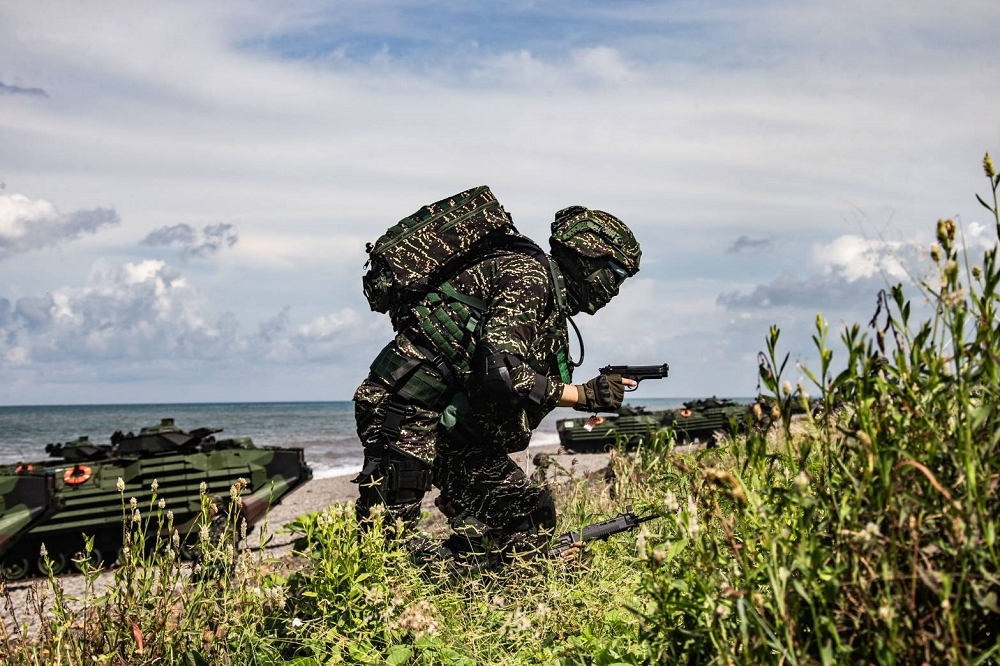 國防部以「移地訓練」名義，抽調海軍陸戰隊99旅一個「加強連」前進部署東沙島。（軍聞社提供）
