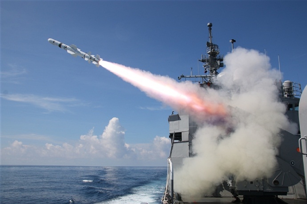 海軍計劃向美採購岸置機動型魚叉攻陸飛彈系統，採購金額將從原估算的510億元台幣，增至810億元台幣。圖為海軍濟陽級軍艦發射RGM-84艦射型魚叉飛彈。（國防部提供）