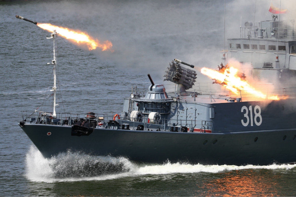 俄羅斯軍艦試射反艦飛彈。（湯森路透）