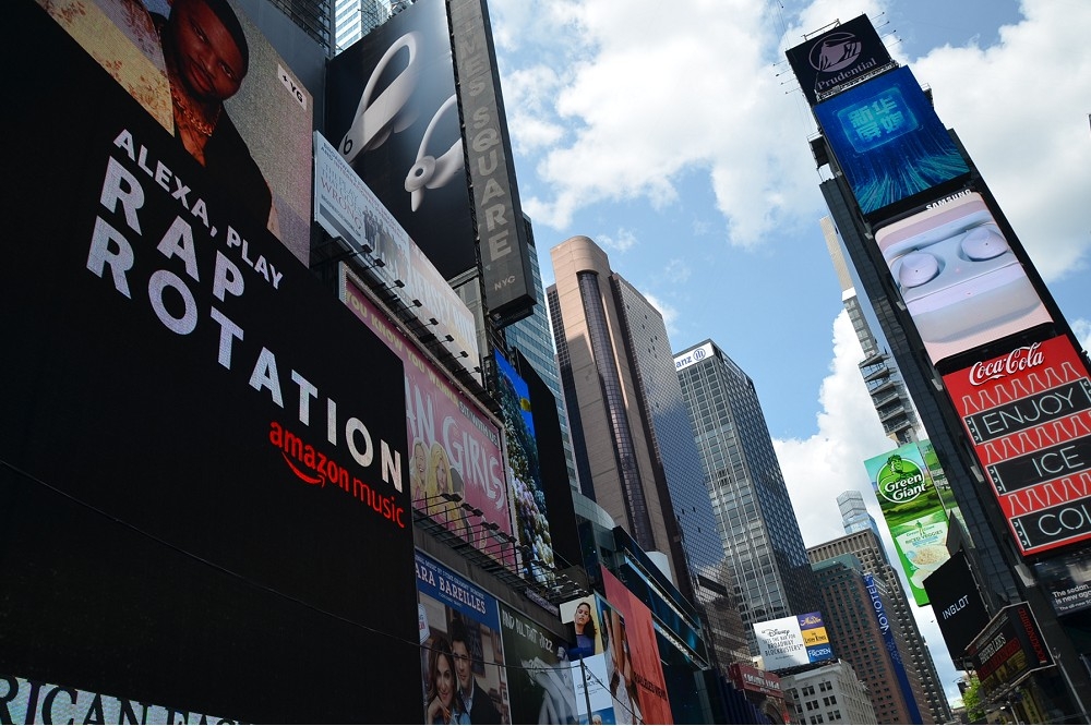 2011年起，中共官媒新華社租下了位居紐約時報廣場第二高樓的廣告螢幕（右上）。（攝影：李濠仲）