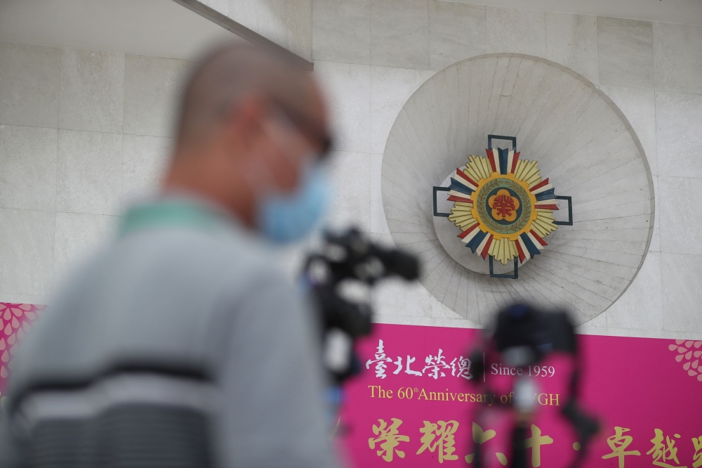 30日上午，仍有許多媒體在台北榮總守候。（陳愷巨攝）