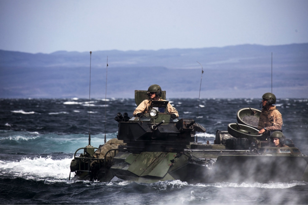 一輛在海上進行演習的兩棲突擊戰車（AAV）。（圖片取自美軍陸戰隊）