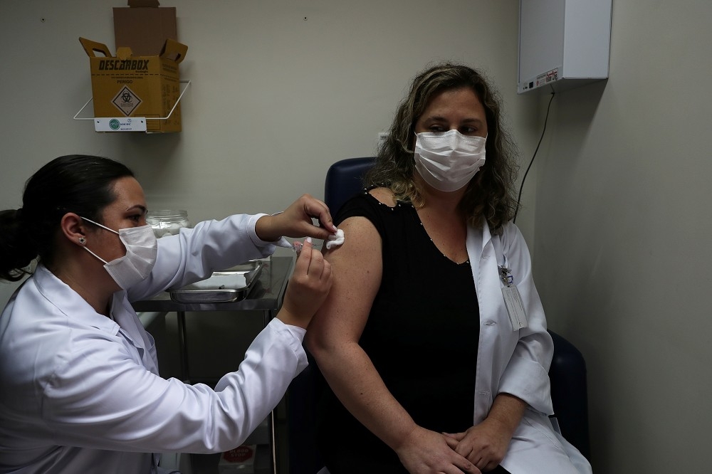 巴西的新冠肺炎疫苗受試者。（湯森路透）